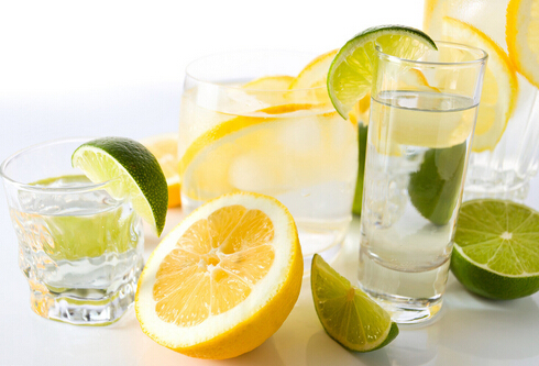 柠檬水的好处-柠檬水水的功效与作用
