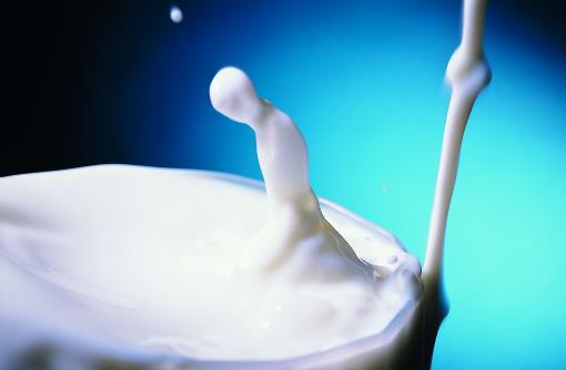牛奶与青春痘的生成有关 喝低脂脱脂牛奶容易长痘痘