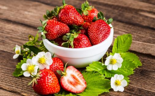 吃草莓好处多滋养养血防便秘 草莓的各种吃法大全