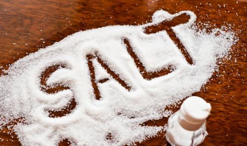 吃盐多身体会发出警告 口重易出现水肿甚至高血压
