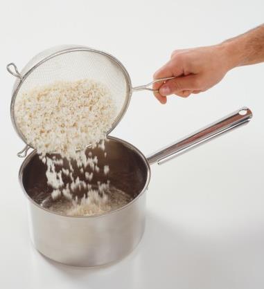 做大米饭怎样淘米才正确？淘米煮饭最常见的误区