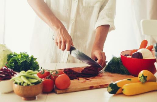 厨房达人教你切菜技巧 掌握这些刀法切什么菜都简单