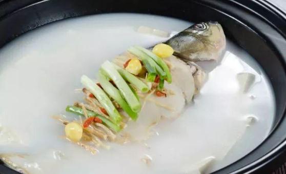 喝鲫鱼汤可以调节肠胃 烹制奶白鲫鱼汤的秘诀及禁忌