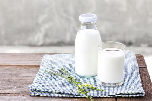 喝牛奶的好处，坚持每天喝牛奶对身体的益处  每天晚上坚持喝牛奶的好处