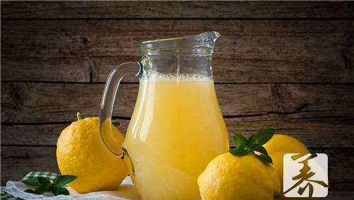 柠檬水是酸性还是碱性 女性喝柠檬水是碱性还是酸性