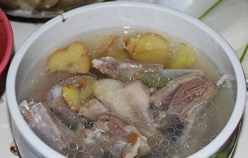 干姜羊肉汤的做法介绍  干姜肉桂羊肉汤的做法