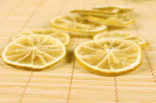 柠檬片的作用都体现在哪些方面呢？ 黄柠檬的功效与作用