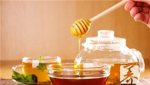 蜂蜜不能和什么一起吃，不宜与豆腐、洋葱同食 蜂蜜不能什么一起吃