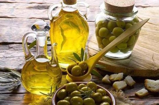 橄榄油可直接食用 美容护肤功效大！