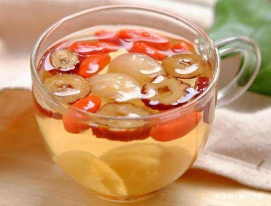 红枣桂圆枸杞泡水喝有什么功效？