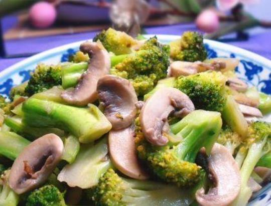 西兰花炒鲜菇的营养功效和做法