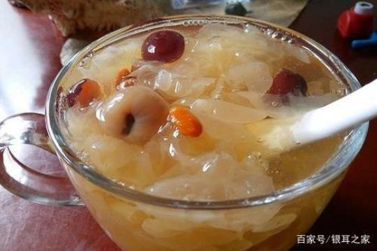银耳红枣桂圆枸杞汤的功效与做法