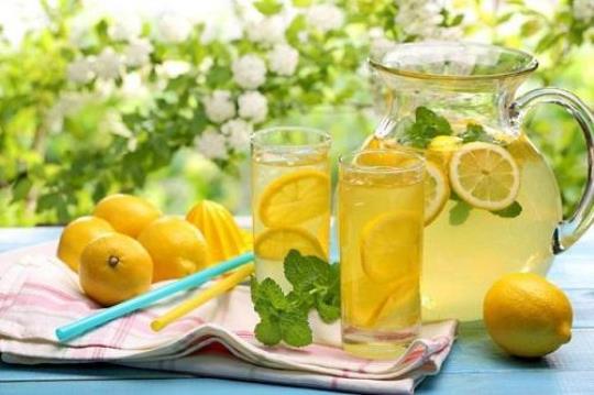 柠檬水的功效和副作用有哪些？ 蜂蜜柠檬水的功效与作用和副作用
