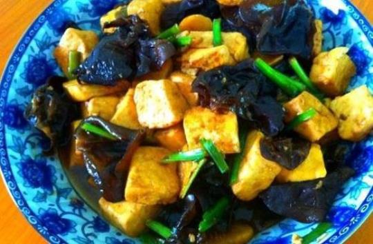黑木耳炖豆腐的做法和好处？