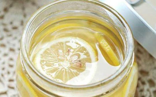 柠檬加蜂蜜泡水喝有什么功效呢