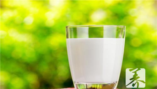 牛奶在什么时候喝最好，喝牛奶的时间也很有讲究哦 牛奶什么时候喝效果最佳减肥