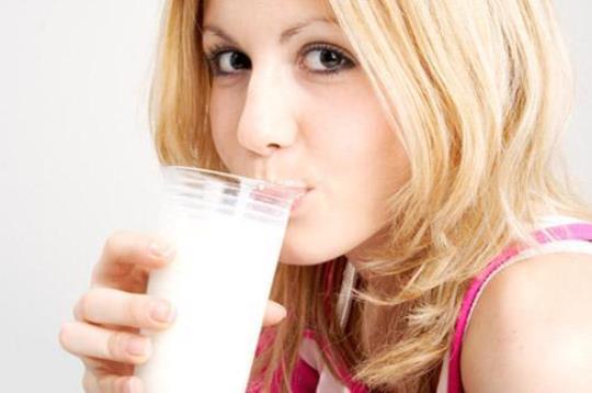 经常喝牛奶有助于丰胸吗