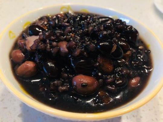 黑豆黑米黑芝麻粥的做法