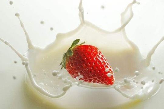 牛奶和草莓一起吃有哪些好处呢