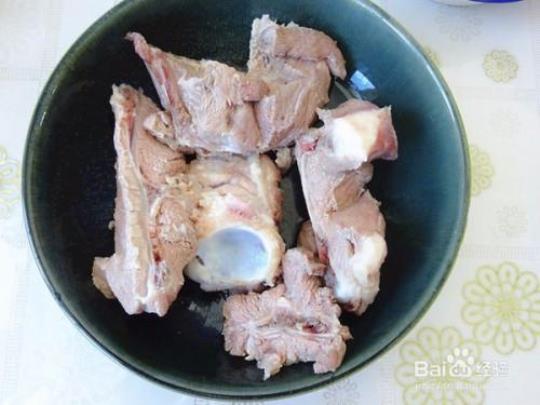 猪头骨煲汤的做法