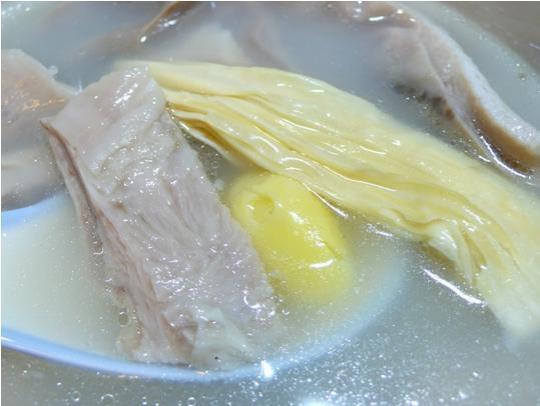 白果腐竹猪肚汤的做法
