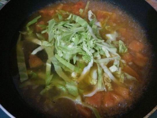 西红柿包菜汤的做法