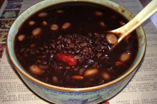 红枣薏米黑米粥的做法
