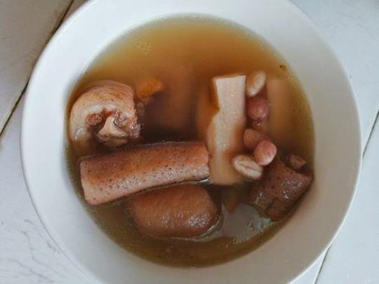 猪尾花生汤的做法