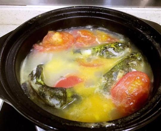 ?酸菜黄骨鱼汤的做法