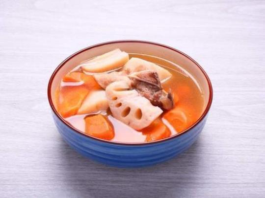红萝卜莲藕排骨汤的做法