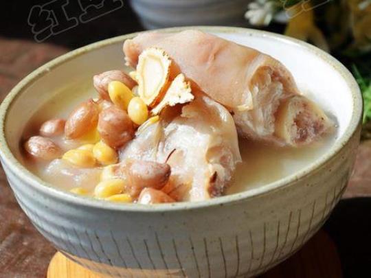 花生米炖猪蹄汤的做法是怎样的