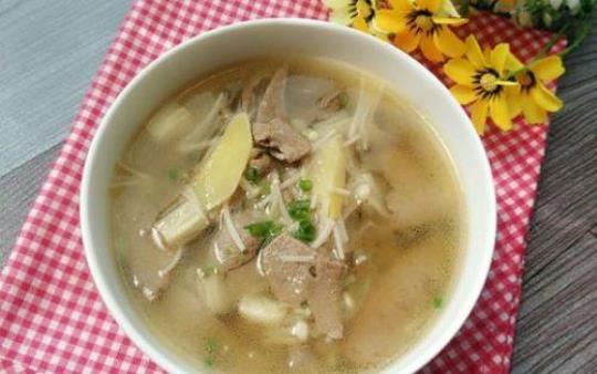 金针菇猪肝肉片汤的做法