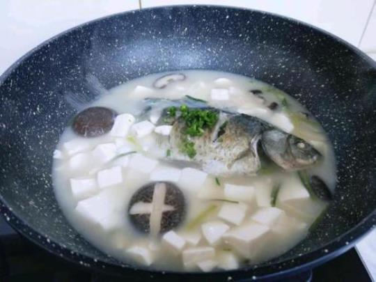 鲫鱼香菇汤的家常做法
