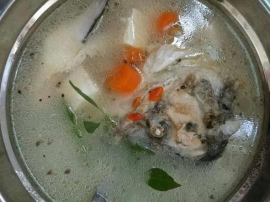 三文鱼鱼头汤的做法