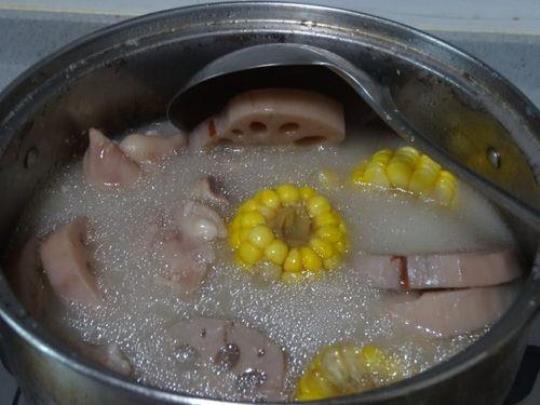 莲藕玉米猪蹄汤的做法