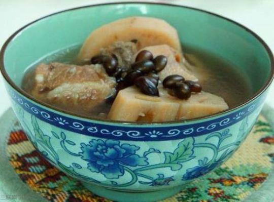 莲藕黑豆排骨汤的做法