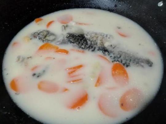 鲫鱼胡萝卜汤的做法