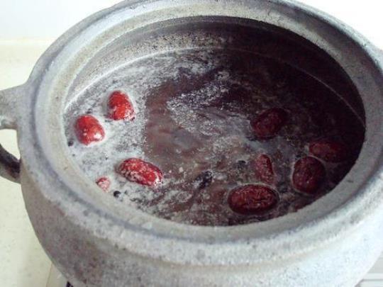 黑豆红枣猪皮汤的做法