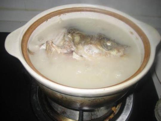 核桃鱼头汤的做法