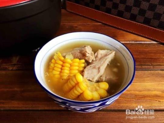 家常玉米炖排骨汤的做法