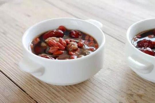 红枣枸杞红糖汤的做法