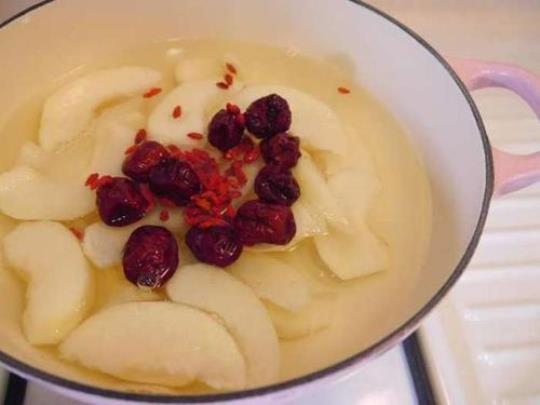 红枣枸杞梨汤的做法