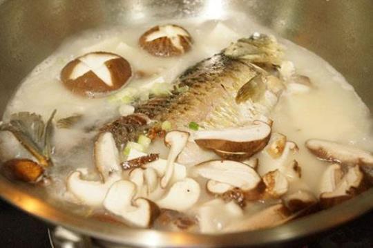 火腿香菇鲫鱼汤的做法