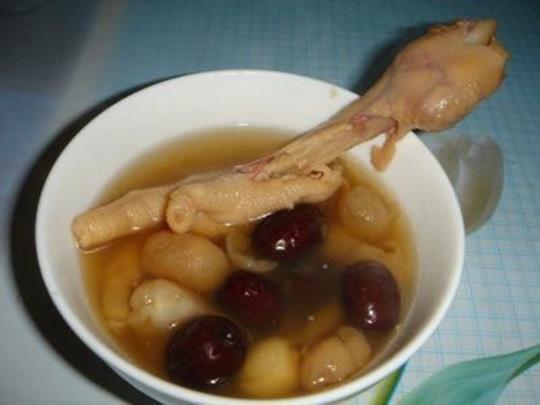 花生红枣鸡爪汤的做法