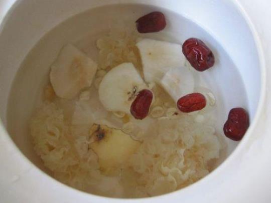 红枣银耳梨汤的做法