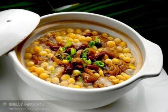 豌豆肥肠汤的做法