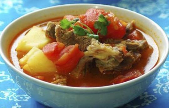 西红柿牛肉土豆汤的做法