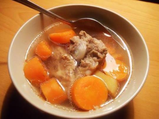 红萝卜龙骨汤的做法