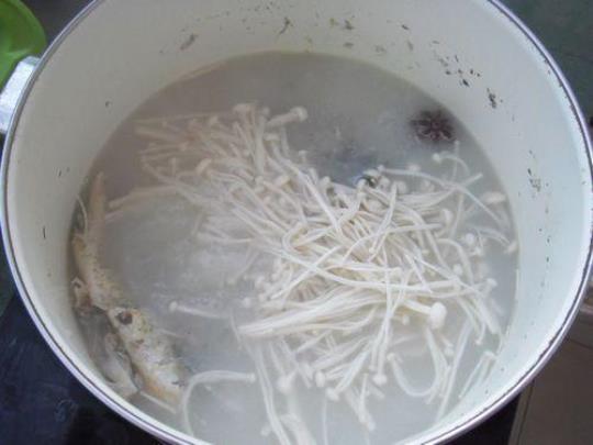 鲫鱼金针菇汤的做法有哪些