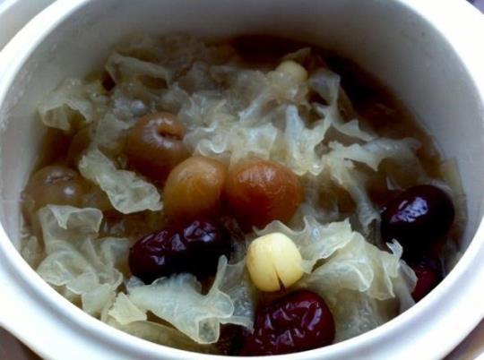 银耳莲子桂圆红枣汤的一般做法